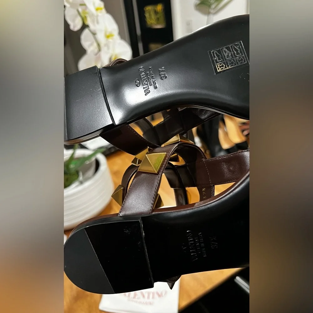 Valentino Roman Stud Sandal - Picture 4 of 6